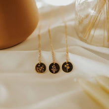 Load image into Gallery viewer, Daisy Necklace