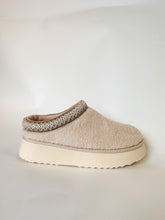 Load image into Gallery viewer, Cozy Girly Slipper
